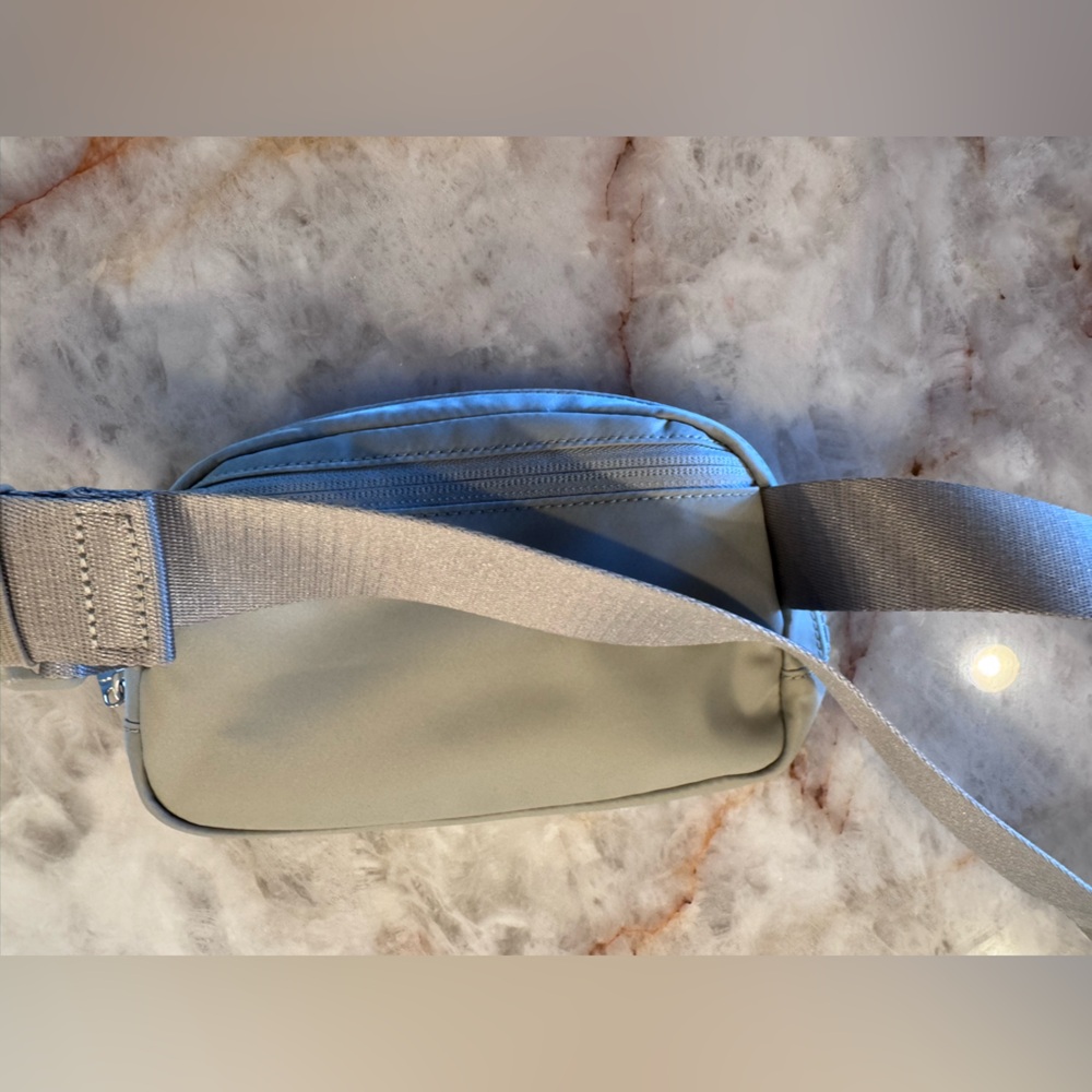 Lululemon everywhere belt bag NWOT - Picture 6 of 7